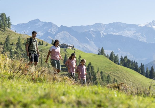 Familie beim Wandern im Großarltal © www.grossarltal.info